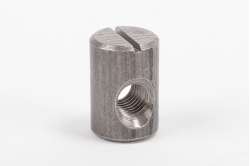 PLOT TARAUDÉ fendu M8 décentré - acier brut